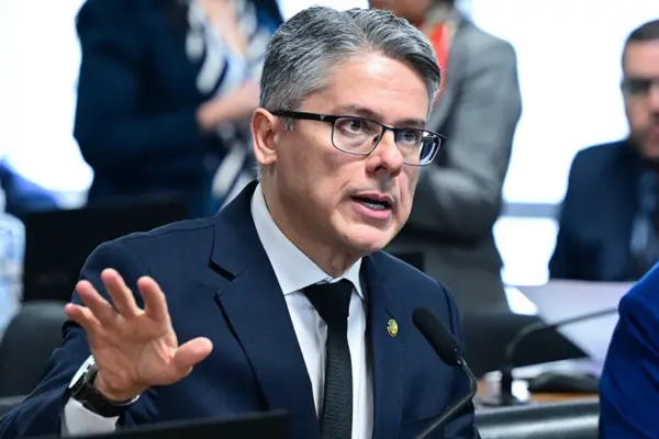 O relator, Alessandro Vieira, apresentou relatório contrário à proposta - Foto: Geraldo Magela/Agência Senado