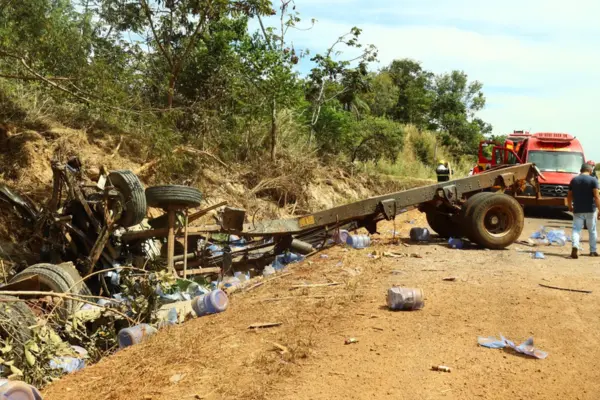 Motorista morre após caminhão carregado com galões perder o controle em curva e sair da pista – Foto: Divulgação