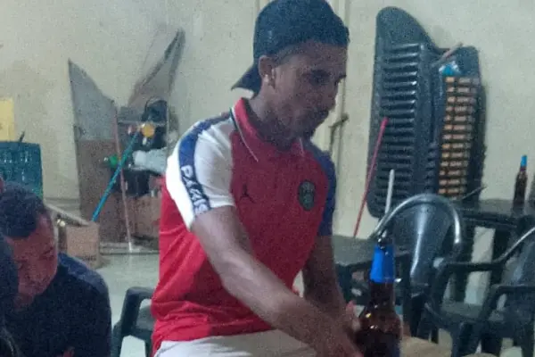 Suposto autor (à esquerda) e vítima (ao centro) momentos antes do crime – Foto: Divulgação