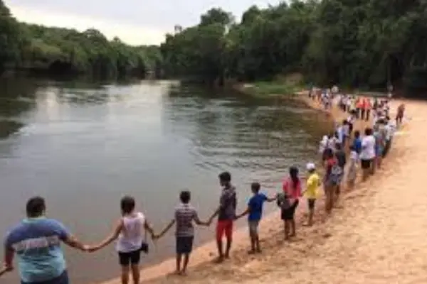 Moradores simulam abraço no Rio do Sono durante protesto em 2017 contra construção de UHE - Foto: Divulgação