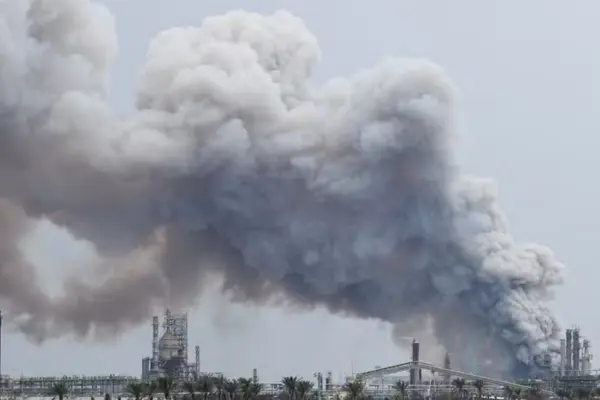 Fumaça sobe após ataque à refinaria de petróleo da Bapco em Sitra, no Bahrein, em 9 de março de 2026. — Foto: REUTERS/St