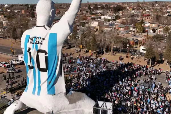 Cidade na Argentina inaugura estátua de Lionel Messi — Foto: Carlos Martinez/via Reuters