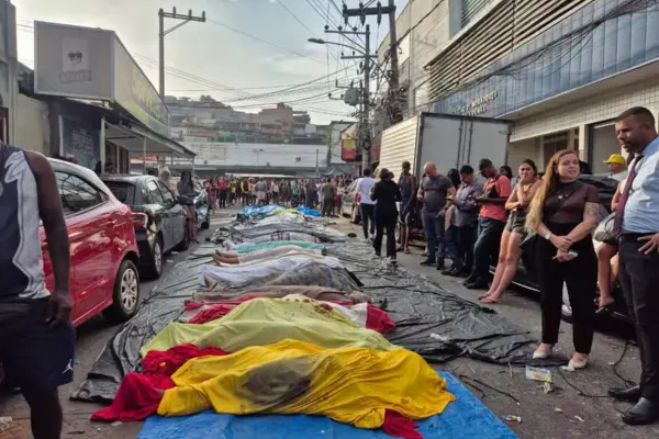Corpos são levados para praça na Penha — Foto: Betinho Casas Novas/g1