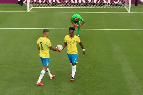 Vini Junior entrega a bola para Bruno Guimaraes — Foto: Reprodução